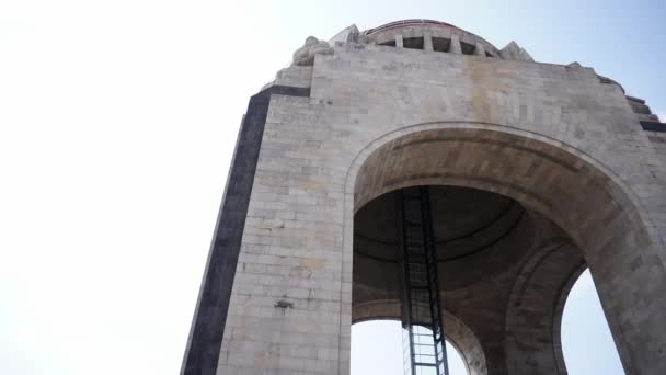 Monumento a la Revolución bajo un cielo azul brillante — Vídeo de stock