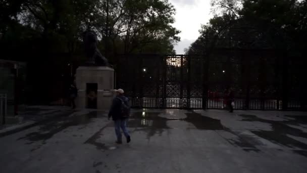 Wejście do parku Chapultepec w Meksyku w pochmurny dzień — Wideo stockowe