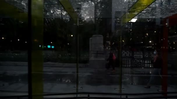 Szklana konstrukcja i ludzie poza Parkiem Chapultepec — Wideo stockowe