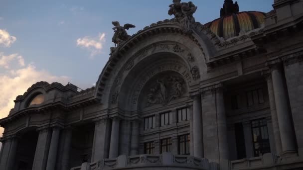 Skuggiga Palace of Fine Arts och staty från Mexico City — Stockvideo