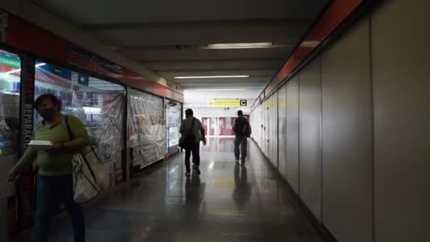 Les gens marchent dans un couloir sombre depuis le métro de Mexico — Video