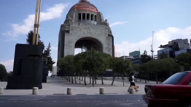 Monumento à Revolução e à Praça da República sob um céu azul brilhante — Vídeo de Stock