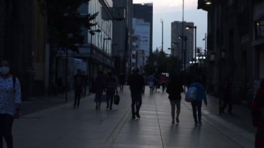 Mexico City sokaklarında maskeli insanlar var.