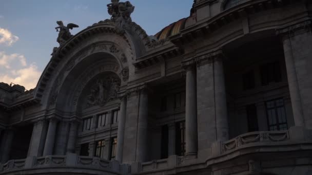 Shady Palace of Fine Arts y estatua de la Ciudad de México — Vídeo de stock