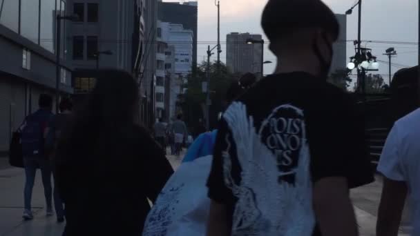 Gente caminando en un callejón oscuro de la Ciudad de México — Vídeos de Stock