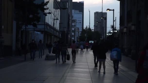 Persone che camminano in un vicolo buio da Città del Messico — Video Stock