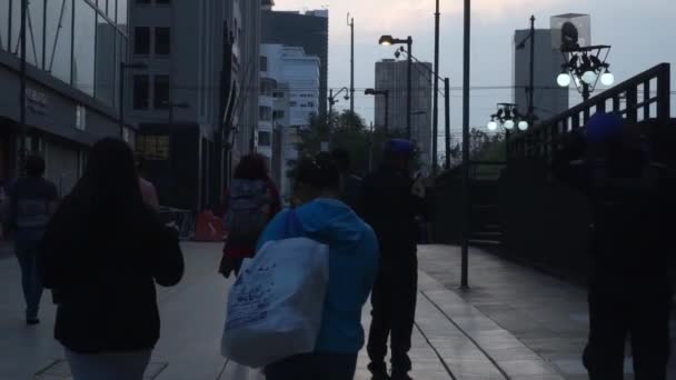 Люди йдуть по темній алеї від Мехіко. — стокове відео
