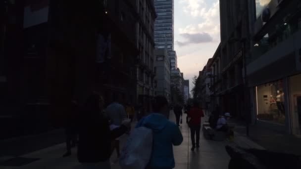 Άνθρωποι που φοράνε μάσκες προσώπου σε ένα σοκάκι από την Πόλη του Μεξικού — Αρχείο Βίντεο