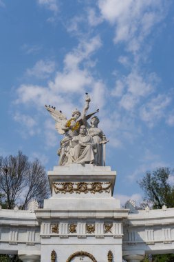 Meleklerin mermer heykelleri ve mavi gökyüzünün altında eski Meksika başkanı.
