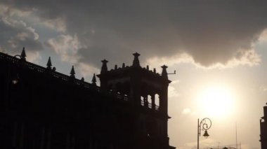 Mexico City 'den eski binanın silueti. Arka planda günbatımı var.