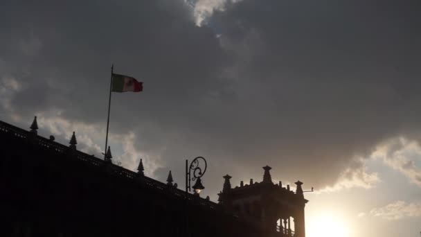 Silhueta de edifício antigo da Cidade do México com pôr do sol como fundo — Vídeo de Stock