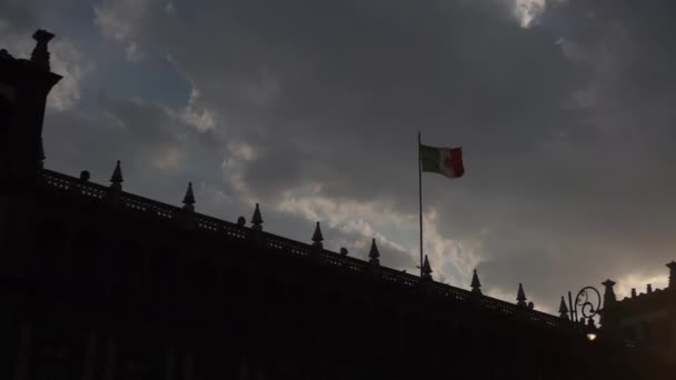 Silueta del antiguo edificio de la Ciudad de México con el cielo nublado como fondo — Vídeo de stock