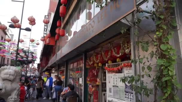 Decoración tradicional china roja y dorada fuera de una tienda — Vídeo de stock