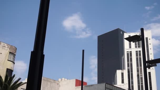 Blauer Himmel über modernen Gebäuden aus Mexiko-Stadt — Stockvideo