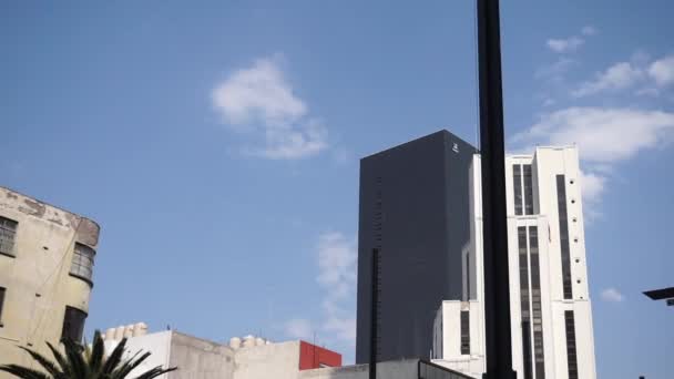 Mexico City 'den modern binaların üzerinde mavi gökyüzü — Stok video