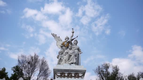 Estatuas de mármol de ángeles y ex presidente mexicano bajo el cielo azul — Vídeo de stock