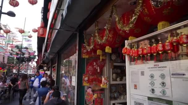 Decorațiuni tradiționale chinezești roșii și aurii în afara unui magazin — Videoclip de stoc