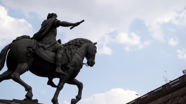 Pohled z nízkého úhlu na sochu muže jedoucího na koni pod zataženou oblohou — Stock video