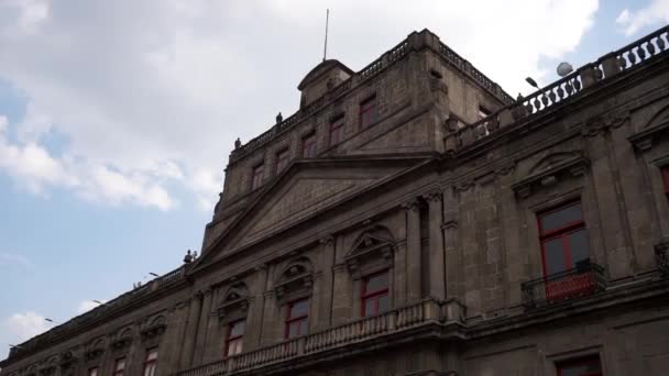 Meksiko City 'den barok mimarisi olan bir bina hafif bulutlu gökyüzünün altında. — Stok video