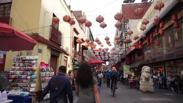 Persone che indossano maschere che camminano nel vicolo di Chinatown — Video Stock