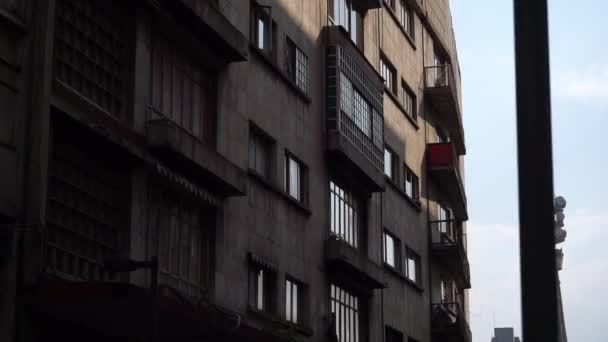 Uzakta telekomünikasyon kulesi olan şüpheli bir apartman. — Stok video