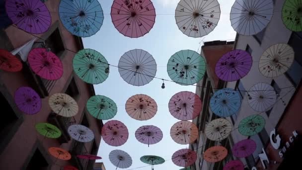 차이나타운 골목에 걸려 있는 화려 한 중국 종 이 우산 — 비디오
