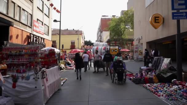 Gente con máscaras en el callejón rodeada de vendedores ambulantes — Vídeo de stock