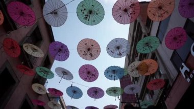 Çin mahallesinde asılı renkli Çin kağıt şemsiyeleri