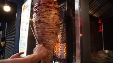 Erkek eller restoranın önünde geleneksel bir Meksikalı papazın bavulunu kesiyor.