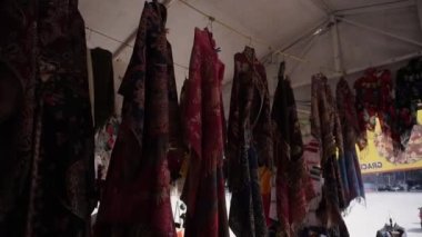 Dışarıda asılı duran bir grup güzel maskeli balo.