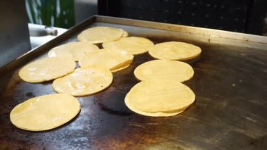 Izgarada küçük yumuşak tortilla yakın çekim