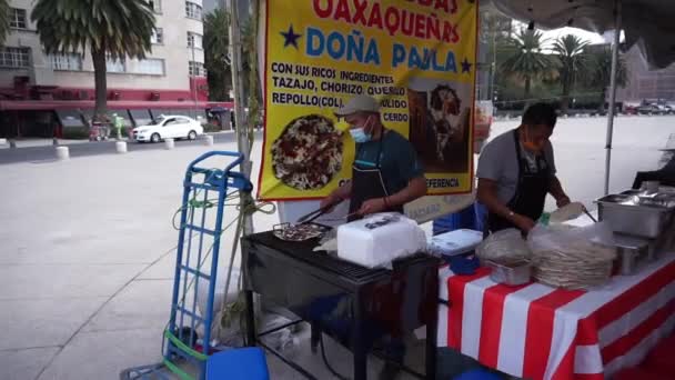 Gli uomini in tlayudas tradizionali stanno in una strada da Città del Messico — Video Stock