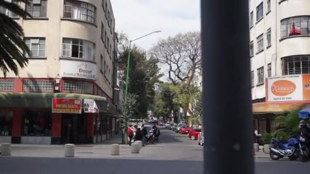 Calle pacífica de la Ciudad de México con árboles como fondo — Vídeos de Stock