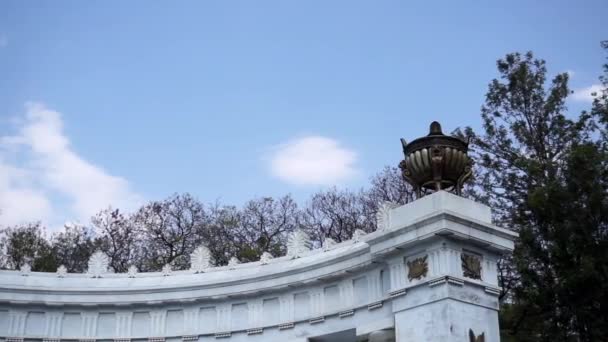 Marmeren zuilen van monument met blauwe lucht en bomen als achtergrond — Stockvideo