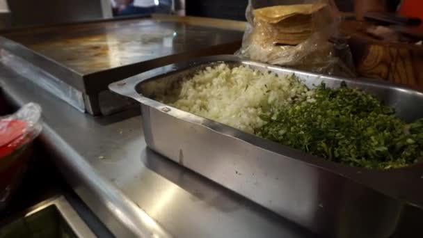 Nasekané cibule a koriandr v ocelové nádobě v mexické taqueria — Stock video