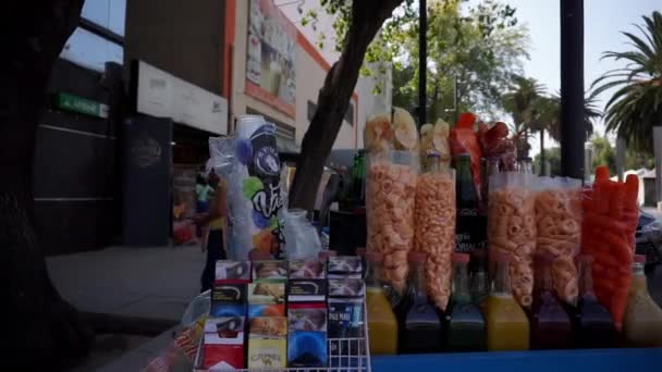 Snack fritti messicani e bottiglie di sciroppo di cono di neve in strada — Video Stock