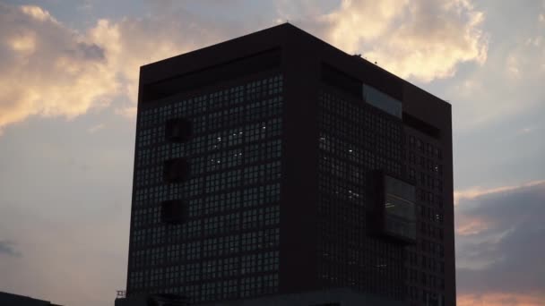 Céu bonito atrás do edifício de escritório sombrio da Cidade do México — Vídeo de Stock