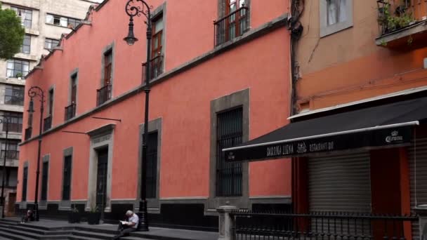 Klassiske lyktestolper utenfor fargerike bygninger i Mexico by – stockvideo