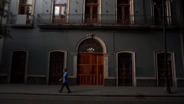 People walking outside old building from Mexico City — Stock Video