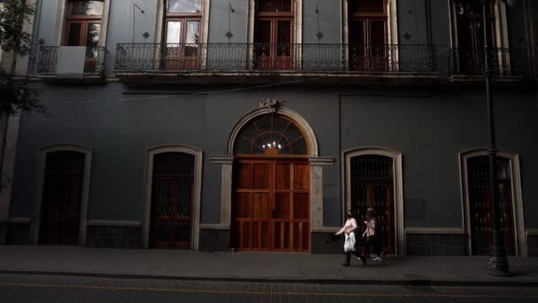 Люди, выходящие из старого здания из Мехико — стоковое видео