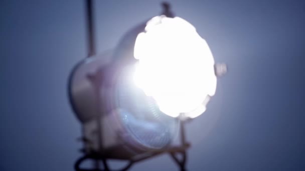 Яркая лампа сцены с темным небом в качестве фона — стоковое видео