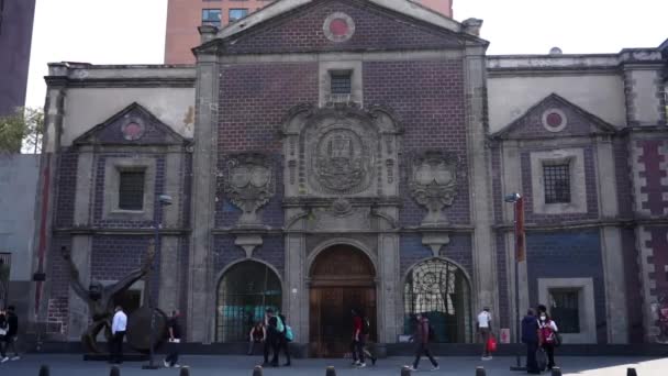 People walking outside the General Archive of Notaries building in Mexico City — Stock Video