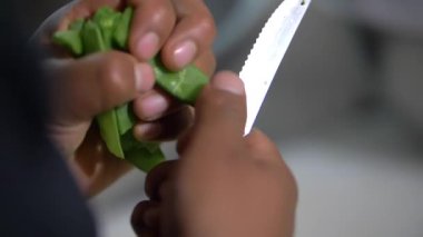 Elleri yavaşça küçük bir bıçakla yumruyu doğrayarak pişir.