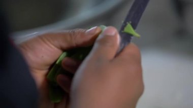 Elleri yavaşça küçük bir bıçakla yumruyu doğrayarak pişir.