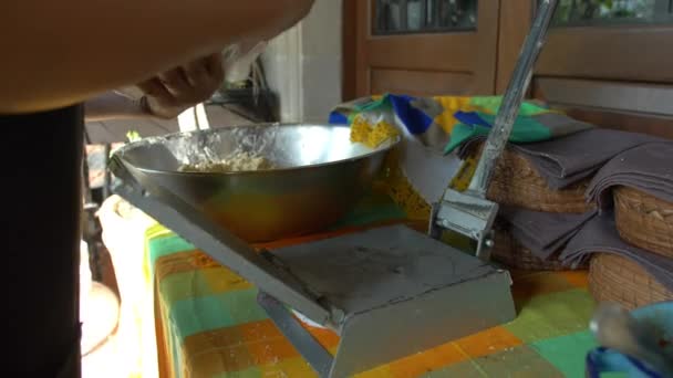 Cozinheiro feminino colocando tortilhas artesanais em uma superfície preta redonda — Vídeo de Stock