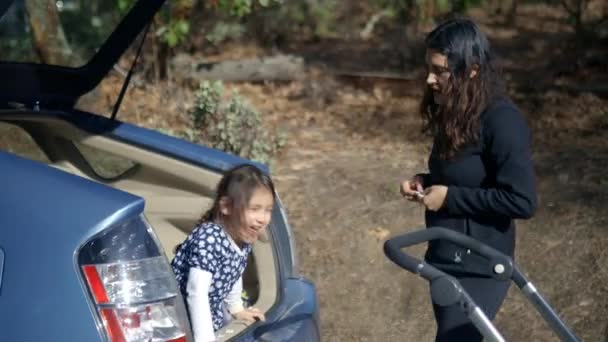 Ragazzina felice e sua madre nel retro di un veicolo — Video Stock