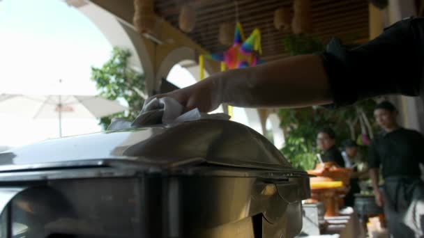 Apertura manual de un gran contenedor de metal con cocineros como fondo — Vídeo de stock