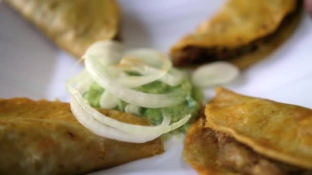 Cesto messicano tacos e fette di cipolla su piatto bianco — Video Stock
