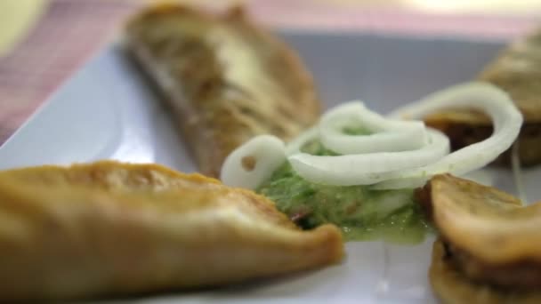Mexikanska korg tacos och lök skivor på vit tallrik — Stockvideo