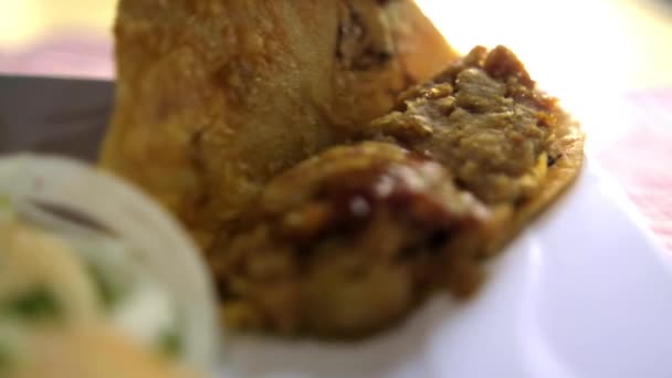 Добавление соуса в мексиканскую корзину с ломтиками лука — стоковое видео